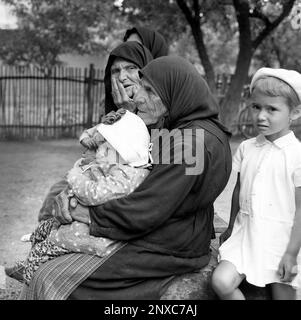 Contea di Teleorman, Romania, circa 1977. Vedove anziane con i loro nipoti. Foto Stock