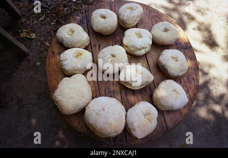 Silistea Gumesti, Teleorman County, Romania, 2000. Pagnotte di pane appena sfornato. Foto Stock