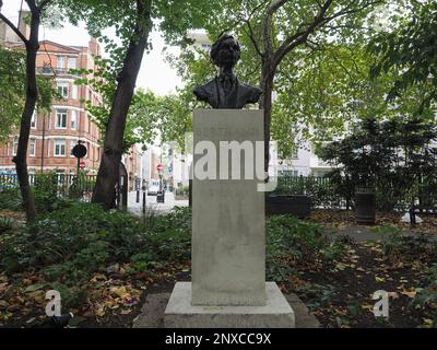 LONDRA, Regno Unito - CIRCA OTTOBRE 2022: Statua del filosofo britannico Bertrand Russell in Piazza dei leoni rossi dello scultore Marcelle Quinton circa 1980 Foto Stock