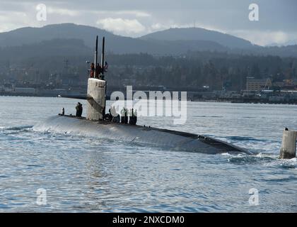 230210-N-ED185-1338 PUGET SOUND, Washington (10 febbraio 2023) il sottomarino ad attacco rapido USS Key West (SSN 722) di Los Angeles transita nel Puget Sound prima di ormeggiare alla base navale Kitsap – Bremerton, Washington, 10 febbraio 2023. Con una lunghezza di oltre 360 metri e un peso di oltre 6.900 tonnellate in immersione, Key West supporta una moltitudine di missioni, tra cui guerra anti-sottomarina, guerra navale anti-superficie, sorveglianza e ricognizione e guerra di sciopero. Foto Stock