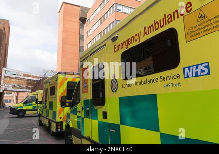 Londra, Regno Unito, 27 febbraio 2023: Ambulanze di emergenza parcheggiate al di fuori della baia degli incidenti e dei ricoveri di emergenza presso il St George's Hospital di Tooting, nel sud di Londra. Anna Watson/Alamy Foto Stock