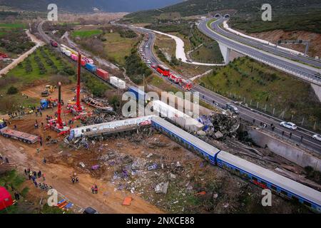 Tempo. 1st Mar, 2023. Questa foto aerea scattata il 1 marzo 2023 mostra il sito di una collisione di due treni nel comune di tempi, in Grecia. Il bilancio delle vittime della collisione di due treni in Grecia centrale a fine martedì sera è aumentato a 36, mentre 66 feriti sono stati ancora ricoverati in ospedale, di cui sei in gravi condizioni in unità di terapia intensiva, il servizio antincendio greco ha detto Mercoledì. Credit: Vasilis Ververidis/Xinhua/Alamy Live News Foto Stock