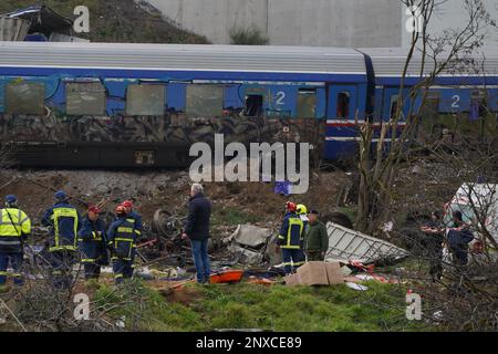 Tempi, Grecia. 1st Mar, 2023. I vigili del fuoco effettuano operazioni di salvataggio nel sito di una collisione di due treni nel comune di tempi, Grecia, 1 marzo 2023. Il bilancio delle vittime della collisione di due treni in Grecia centrale a fine martedì sera è aumentato a 36, mentre 66 feriti sono stati ancora ricoverati in ospedale, di cui sei in gravi condizioni in unità di terapia intensiva, il servizio antincendio greco ha detto Mercoledì. Credit: Angelos Tsatsis/Xinhua/Alamy Live News Foto Stock