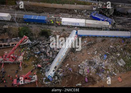 Tempo. 1st Mar, 2023. Questa foto aerea scattata il 1 marzo 2023 mostra il sito di una collisione di due treni nel comune di tempi, in Grecia. Il bilancio delle vittime della collisione di due treni in Grecia centrale a fine martedì sera è aumentato a 36, mentre 66 feriti sono stati ancora ricoverati in ospedale, di cui sei in gravi condizioni in unità di terapia intensiva, il servizio antincendio greco ha detto Mercoledì. Credit: Vasilis Ververidis/Xinhua/Alamy Live News Foto Stock