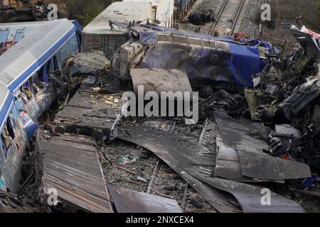 Tempo. 1st Mar, 2023. Questa foto scattata il 1 marzo 2023 mostra il sito di una collisione di due treni nel comune di tempi, in Grecia. Il bilancio delle vittime della collisione di due treni in Grecia centrale a fine martedì sera è aumentato a 36, mentre 66 feriti sono stati ancora ricoverati in ospedale, di cui sei in gravi condizioni in unità di terapia intensiva, il servizio antincendio greco ha detto Mercoledì. Credit: Angelos Tsatsis/Xinhua/Alamy Live News Foto Stock