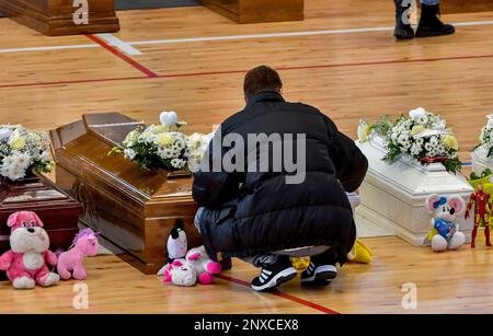 Croton, Italia. 01st Mar, 2023. Palasport di Crotone, la casa funeraria è aperta ai migranti morti nel naufragio a Steccato di Cutro, in Calabria. Le bare si sono allineate nell'edificio con le autorità e i parenti delle 67 vittime. Editoriale solo uso Credit: Independent Photo Agency/Alamy Live News Foto Stock