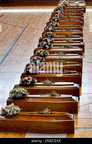 Croton, Italia. 01st Mar, 2023. Palasport di Crotone, la casa funeraria è aperta ai migranti morti nel naufragio a Steccato di Cutro, in Calabria. Le bare si sono allineate nell'edificio con le autorità e i parenti delle 67 vittime. Editoriale solo uso Credit: Independent Photo Agency/Alamy Live News Foto Stock