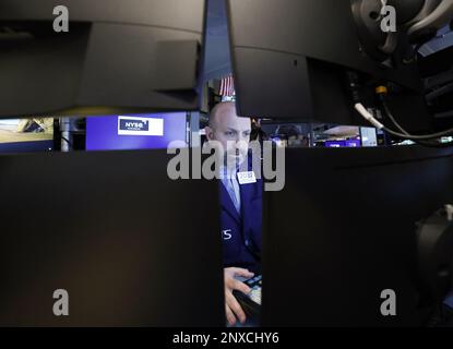New York, Stati Uniti. 01st Mar, 2023. I commercianti lavorano sul pavimento della borsa di New York a Wall Street a New York City il mercoledì 1 marzo 2023. Foto di John Angelillo/UPI Credit: UPI/Alamy Live News Foto Stock