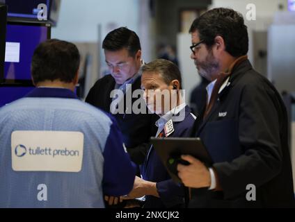 New York, Stati Uniti. 01st Mar, 2023. I commercianti lavorano sul pavimento della borsa di New York a Wall Street a New York City il mercoledì 1 marzo 2023. Foto di John Angelillo/UPI Credit: UPI/Alamy Live News Foto Stock
