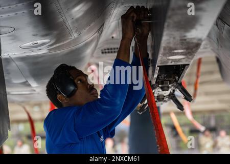 Un Airman assegnato al 334th Fighter Generation Squadron stringe una vite su un F-15E Strike Eagle durante il 4th Quarter Weapons Load Crew Competition alla Seymour Johnson Air Force base, North Carolina, 13 gennaio 2023. I membri del 4th Maintenance Group hanno partecipato al concorso per garantire una corretta gestione delle armi durante le corse contro l'orologio. Foto Stock