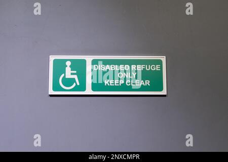 Rifugio disabilitato solo con cartello di mantenimento a distanza Foto Stock