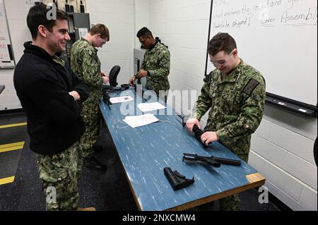 GREAT LAKES, Ill. (1 febbraio 2023) Seaman recluta Jesse J. Vancor, a destra, assembla un M4 carabina Seaman Richard C. Attix, entrambi i sistemi di combattimento di superficie Training Command Great Lakes studenti, osserva l'adesione alle istruzioni tecniche al compagno di Gunner (GM) 'A' School. La GM “A” School offre ai marinai in via di adesione una formazione tecnica sulla manutenzione delle armi, l’elettricità, l’elettronica e il funzionamento dei sistemi di lancio e dei siluri. Foto Stock