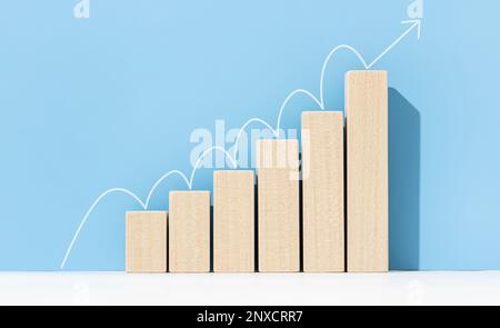 Crescita, crescita del business, concetto di processo di successo. Grafico a barre crescente con freccia rivolta verso l'alto su sfondo blu. Spazio di copia Foto Stock
