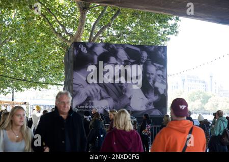 La gente fa la fila e aspetta che i menzogne-in-stato paghino i loro rispetti alla defunto regina Elisabetta II nel centro di Londra, prima del suo funerale. Foto Stock