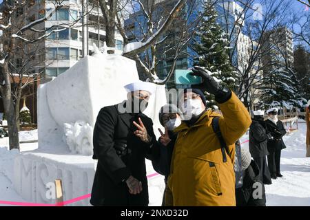 SAPPORO, Giappone (4 febbraio 2023) - Operations Specialist 2nd Class Daveon Fitzgerald, assegnato al Comandante Task Force sette due, si pone per una foto con i visitatori durante il 73rd° Festival annuale della neve di Sapporo. Questo è il 38th° anno in cui gli Stati Uniti Navy ha partecipato al festival, consentendo ai marinai un'opportunità unica di vivere la cultura e la tradizione giapponese rafforzando la stretta amicizia tra gli Stati Uniti Marina e i cittadini del Giappone. Foto Stock