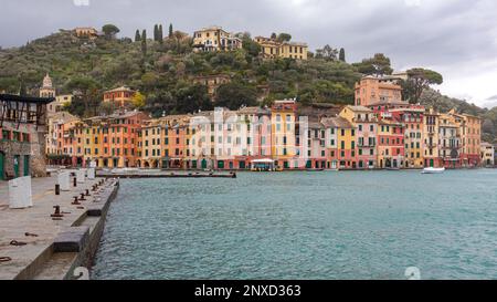 Portofino, Italia - 1 febbraio 2018: Colourful Houses Waterfront Mar Ligure a Cold Winter Day. Foto Stock