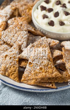 Patatine di cannoli fatte in casa con salsa di ricotta e patatine al cioccolato Foto Stock