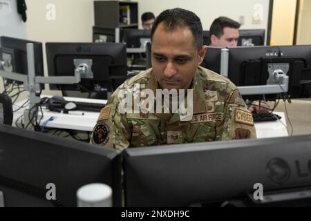 Un Airmen assegnato al 275th Cyberspace Operations Squadron lavora presso un terminale informatico presso la base della Guardia Nazionale di Warfield Air presso l'aeroporto di Stato Martin, Middle River, Md., il 10 gennaio 2023. Oates guida un team di cyber protezione che è stato il primo team della Guardia Nazionale aerea a certificare su una rete in diretta del Dipartimento della Difesa. Foto Stock