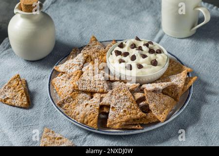 Patatine di cannoli fatte in casa con salsa di ricotta e patatine al cioccolato Foto Stock