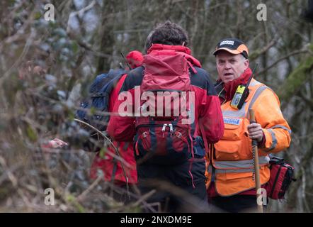 Brighton, East Sussex, Regno Unito. 1st marzo 2023. In seguito all'arresto di Costanza Marten e Mark Gordon, scomparsi a gennaio insieme al neonato Martens, Agli ufficiali del Sussex e della polizia metropolitana di Londra si sono aggiunti volontari per la ricerca e il salvataggio, per continuare la ricerca di terreni arbusti e di assegnazioni vicino alle Stanmer Villas, dove la coppia è stata detenuta. Il soprintendente investigativo Lewis Basford della polizia metropolitana ha ora riferito che il corpo di un bambino è stato trovato nella zona di ricerca. Credit: Alan Fraser/Alamy Live News Foto Stock