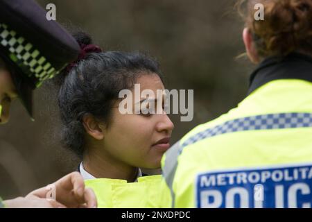 Brighton, East Sussex, Regno Unito. 1st marzo 2023. In seguito all'arresto di Costanza Marten e Mark Gordon, scomparsi a gennaio insieme al neonato Martens, Agli ufficiali del Sussex e della polizia metropolitana di Londra si sono aggiunti volontari per la ricerca e il salvataggio, per continuare la ricerca di terreni arbusti e di assegnazioni vicino alle Stanmer Villas, dove la coppia è stata detenuta. Il soprintendente investigativo Lewis Basford della polizia metropolitana ha ora riferito che il corpo di un bambino è stato trovato nella zona di ricerca. Credit: Alan Fraser/Alamy Live News Foto Stock