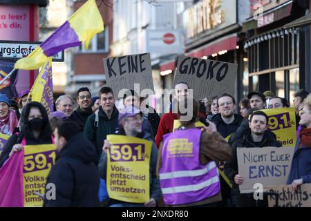 Berlino, Germania. 01st Mar, 2023. Gli attivisti dell'iniziativa "Expropriate Deutsche Wohnen & Co." si trovano di fronte alla casa di Kurt Schumacher a Müllerstrasse, mentre il comitato esecutivo statale si riunisce presso la sede del partito statale del DOCUP. Si dice che la leadership del partito stia cercando una grande coalizione con la CDU. Credit: Jörg Carstensen/dpa/Alamy Live News Foto Stock