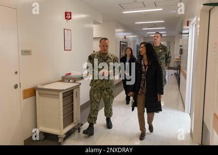 STATI UNITI James Demitrack, l'ufficiale responsabile degli Stati Uniti Navy Medical Readiness Training Unit Iwakuni guida Stati Uniti Navy Ombudsman-at-Large Junifer Thomas in un tour attraverso Robert M. Casey Medical Branch Clinic presso la Marine Corps Air Station Iwakuni, Giappone, 10 febbraio 2023. Gli Stati Uniti La missione dei difensori civici della Marina militare è quella di sostenere le famiglie della Marina militare e il capo delle operazioni navali ha il compito di migliorare la preparazione della famiglia consigliandolo e il capo maestro Petty Officer della Marina su questioni che riguardano sia i marinai che le loro famiglie. Foto Stock