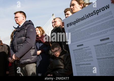 Varsavia, Polonia. 01st Mar, 2023. Szymon Holownia, leader del partito politico Polska 2050 (Polonia 2050) visto durante la conferenza stampa. Nel corso di una conferenza stampa a Varsavia, i leader del partito Polska 2050 (Polonia 2050) - Szymon Holownia e del PSL (Partito popolare Polacco) - Wladyslaw Kosiniak-Kamysz, hanno annunciato l'inizio congiunto delle elezioni parlamentari autunnali e presentato il loro programma denominato "Lista comune delle questioni" (Wspolna Lista Spraw). (Foto di Attila Husejnow/SOPA Images/Sipa USA) Credit: Sipa USA/Alamy Live News Foto Stock