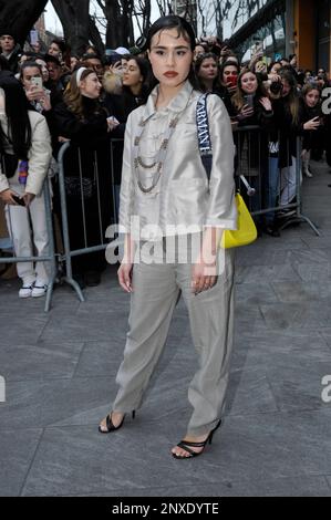 MILANO, ITALIA - FEBBRAIO 23: Clotilde Esposito è visto arrivare alla sfilata di moda Emporio Armani durante la settimana della moda di Milano Womenswear Autunno/vincita Foto Stock