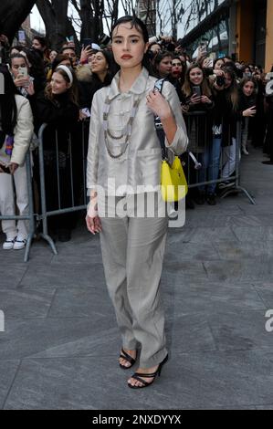 MILANO, ITALIA - FEBBRAIO 23: Clotilde Esposito è visto arrivare alla sfilata di moda Emporio Armani durante la settimana della moda di Milano Womenswear Autunno/vincita Foto Stock