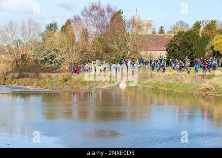 Le folle che guardano il 4 stelle Severn Bore il 23/2/2023 rottura contro la riva del fiume Severn a Minsterworth, Gloucestershire, Inghilterra UK Foto Stock