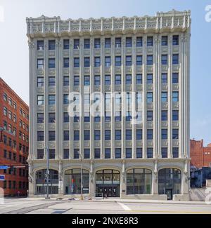 Pittsburgh Downtown: 412 Boulevard of the Allies, è un edificio di media altezza in pietra e mattoni in stile gotico, ora di proprietà della città. Foto Stock