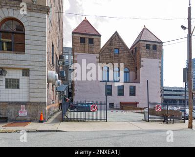 Centro di Pittsburgh: 542 Fourth Avenue, ex Allegheny County Morgue, è stato progettato in stile romanico Richardsonian. Vista posteriore. Foto Stock