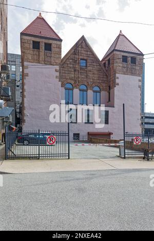 Centro di Pittsburgh: 542 Fourth Avenue, ex Allegheny County Morgue, è stato progettato in stile romanico Richardsonian. Vista posteriore. Foto Stock