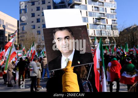 Bruxelles, Belgio. 01st Mar, 2023. I dimostranti hanno la bandiera pre-islamica della Rivoluzione del 1979 mentre partecipano a una protesta a sostegno del movimento di resistenza iraniano a Bruxelles il 1 marzo 2023. Credit: ALEXANDROS MICHAILIDIS/Alamy Live News Foto Stock