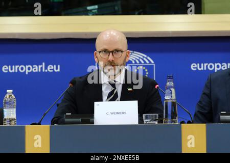 Bruxelles, Belgio. 01st Mar, 2023. L'europarlamentare Charlie Weimers partecipa a una sessione del Parlamento europeo a Bruxelles, in Belgio, il 1 marzo 2023. Credit: ALEXANDROS MICHAILIDIS/Alamy Live News Foto Stock