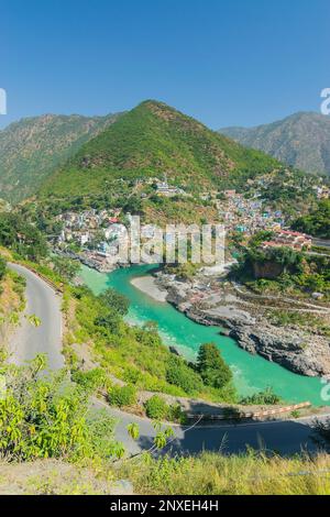 Devprayag, Divina confluenza, Garhwal, Uttarakhand, India. Qui Alaknanda incontra il fiume Bhagirathi ed entrambi i fiumi in seguito scorrono come il fiume Ganges. Foto Stock