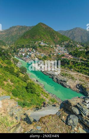 Devprayag, Divina confluenza, Garhwal, Uttarakhand, India. Qui Alaknanda incontra il fiume Bhagirathi ed entrambi i fiumi in seguito scorrono come il fiume Ganges. Foto Stock