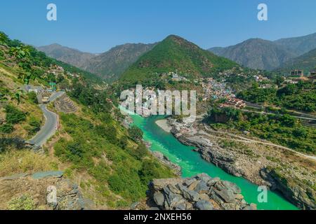 Devprayag, Divina confluenza, Garhwal, Uttarakhand, India. Qui Alaknanda incontra il fiume Bhagirathi ed entrambi i fiumi in seguito scorrono come il fiume Ganges. Foto Stock