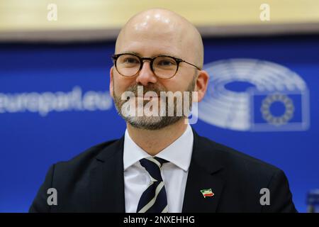 Bruxelles, Belgio. 01st Mar, 2023. L'europarlamentare Charlie Weimers partecipa a una sessione del Parlamento europeo a Bruxelles, in Belgio, il 1 marzo 2023. Credit: ALEXANDROS MICHAILIDIS/Alamy Live News Foto Stock