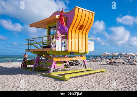 Miami Beach con vista su una delle sue famose torri del bagnino Foto Stock