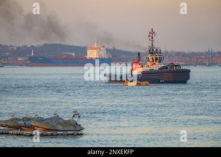 Rimorchiatore operante nel Tamigi a Greenhithe Kent Foto Stock