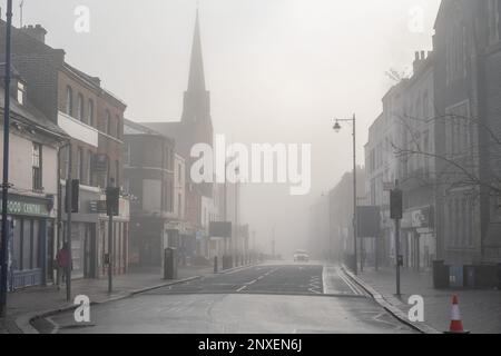 Una mattinata nebbiosa a Gravesend Kent. Guardando lungo Milton Road. Foto Stock