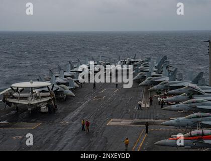 230130-N-MH015-1019 SOUTH CHINA SEA (30 gennaio 2023) la portaerei USS Nimitz (CVN 68) percorre il South China Sea. Nimitz è presente negli Stati Uniti nel 7th Fleet e svolge operazioni di routine. 7th Fleet è la flotta statunitense La flotta numerata più grande della Marina e interagisce e opera regolarmente con alleati e partner per preservare una regione indomorosa e libera. Foto Stock