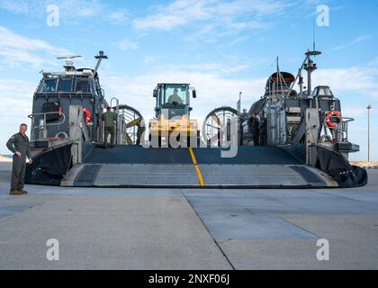 VIRGINIA BEACH, Virginia– i marinai assegnati all'unità 4 dell'artigianato d'assalto preparano il materiale recuperato nell'Oceano Atlantico da una mongolfiera ad alta quota per il trasporto agli agenti federali alla base di spedizione congiunta Little Creek 10 febbraio 2023. Sotto la direzione del presidente degli Stati Uniti e con il pieno sostegno del governo del Canada, aerei da combattimento statunitensi sotto gli Stati Uniti Northern Command Authority ha impegnato e portato giù una mongolfiera ad alta quota all'interno dello spazio aereo sovrano degli Stati Uniti e sulle acque territoriali degli Stati Uniti, il 4 febbraio 2023. Servizio attivo, riserva, guardia nazionale e personale civile pianificato ed ex Foto Stock
