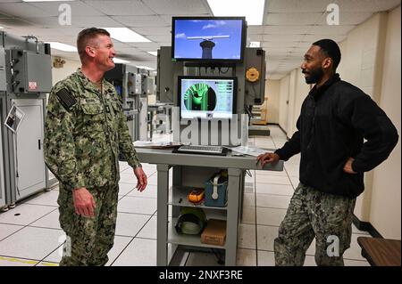 GRANDI LAGHI, Ill. (23 febbraio 2023) Capo della forza Jason Knupp, a sinistra, di stanza con Naval Surface Force Atlantic, discute l'addestramento di livello di adesione sul set di addestramento del radar con Fire Controlman (Aegis) 2nd Classe Asa D. Kinsey, un istruttore a Surface Combat Systems Training Command Great Lakes, Nel simulatore MILO presso la Gunner's Mate 'A' School durante una visita ai siti di addestramento per l'accesso alla Stazione Navale dei grandi Laghi. La visita includeva strutture turistiche e ingaggiate con i marinai nelle scuole NETC per la guerra di superficie, i sistemi di combattimento e la difesa contro gli incidenti a bordo, inclusa l'osservazione delle ultime novità Foto Stock