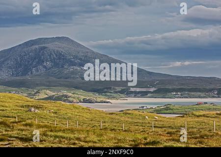 Vista sulle montagne di Uig Bay e Mealaisbhal, Uig, Lewis, Isola di Lewis, Ebridi, Ebridi esterne, Western Isles, Scozia, Regno Unito, Gran Bretagna Foto Stock