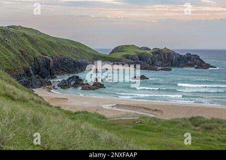 Onde ondulate turchesi in calda luce serale, Mangersta Beach, Isola di Lewis, Ebridi, Ebridi esterne, Western Isles, Scozia, Regno Unito Foto Stock