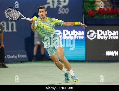 Dubai, Emirati Arabi Uniti, 1st. Marzo 2023. Tennista serbo Novak Djokovic in azione al Dubai Duty Free Tennis Championships ATP torneo al Dubai Duty Free Tennis Stadium Mercoledì 01 marzo Febbraio 2023., © Juergen Hasenkopf / Alamy Live News Foto Stock