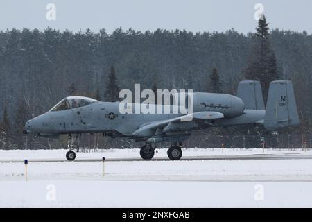 A-10 Thunderbolt II dal 107th Fighter Squadron presso la Selfridge Air National Guard base, Michigan, taxi per la rampa di parcheggio presso l'Alpena Combat Readiness Training Center (CRTC) il 24 gennaio 2023 per partecipare a Northern Strike 23-1. L'iterazione invernale dell'esercizio Norther Strike serve come un modo efficace in termini di costi e di tempo per l'addestramento delle unità in condizioni simili a quelle che si trovano sopra il Circolo polare Artico. Foto Stock